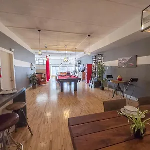 Apartment Luxury 5-bed + Pool Table: 5 Min From Jarry Metro, Montreal