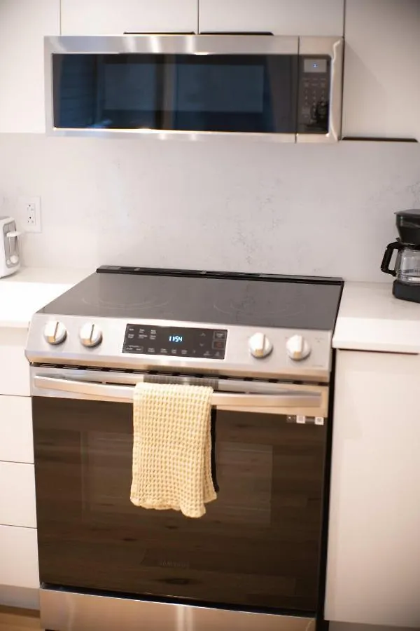 Modern 3Br Close To Metro - Your Downtown Escape Montreal Apartment